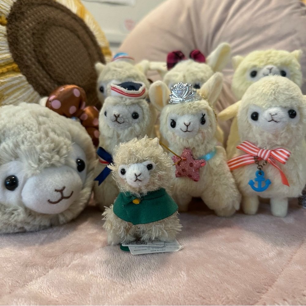 Adorable Creamy Yellow Plush Alpacasso LOT + Plush Pouch
